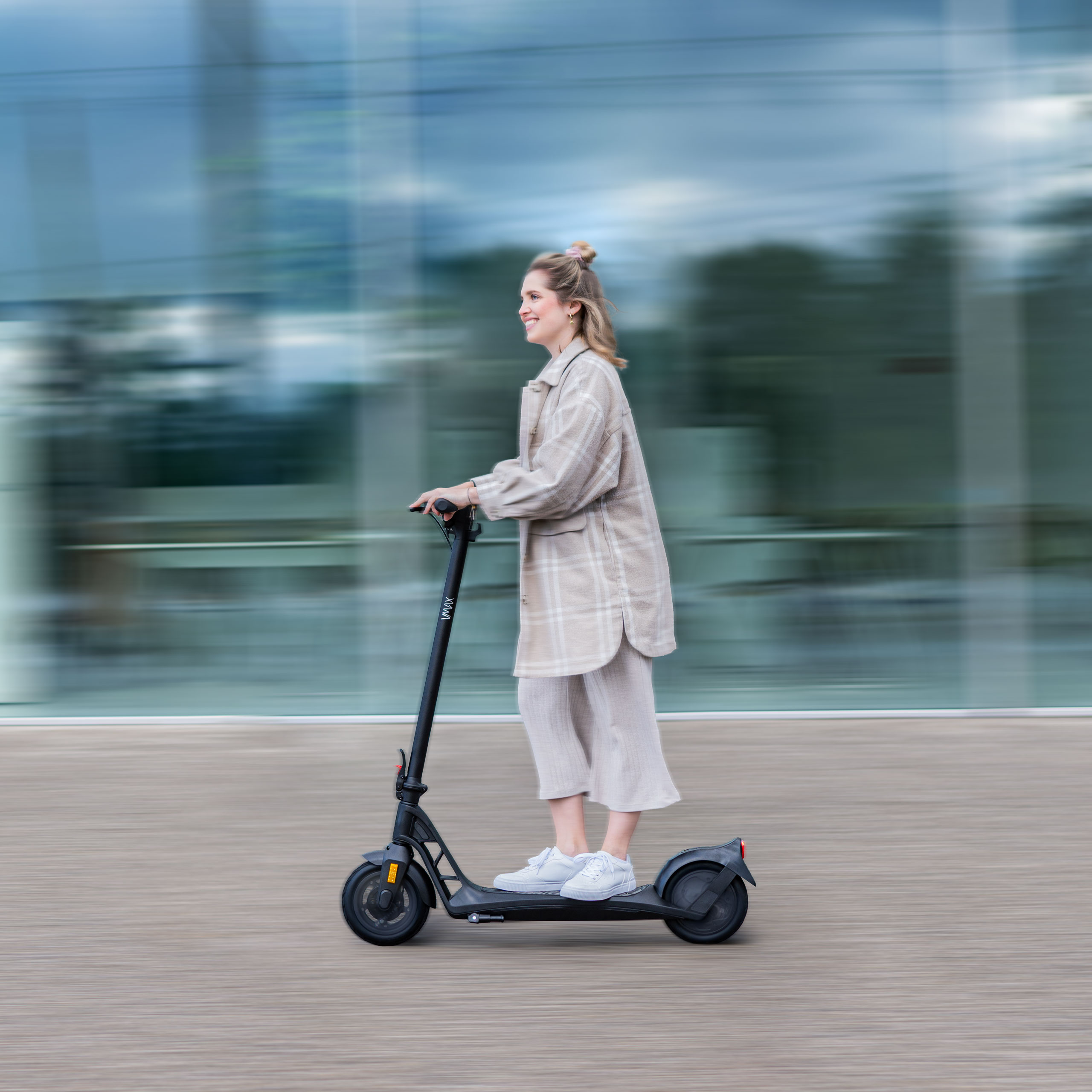 eScooter VMAX mit Frau in Fahrt
