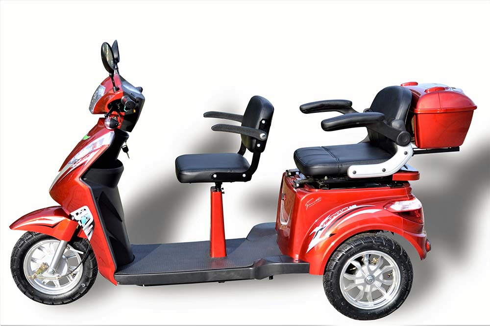 Elektrodreirad mit zwei Sitzen in rot Seitenansicht
