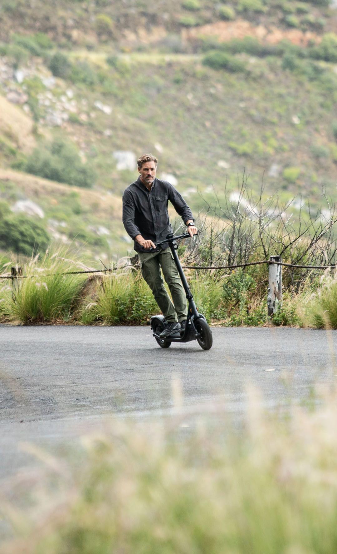 eScooter Egret X mit Mann in Fahrt auf Bergweg