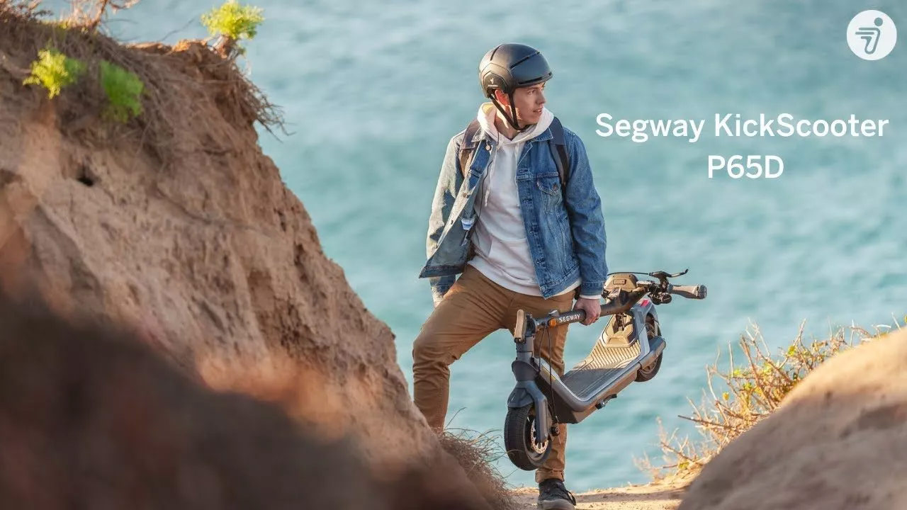 Mann mit Fahrradhelm trägt eScooter Ninebot Segway P65D am Berg