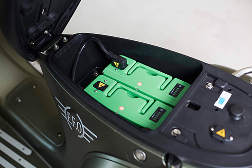 Offenes Akkufach des Retro Elektroroller EV 4000 in military mit zwei grünen entnehmbaren Lithium Ionen Akkus