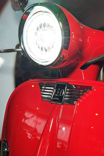 Frontlicht angeschaltet des Retro Elektrorollers E.F.O EV 4000 Rollerfarbe rot