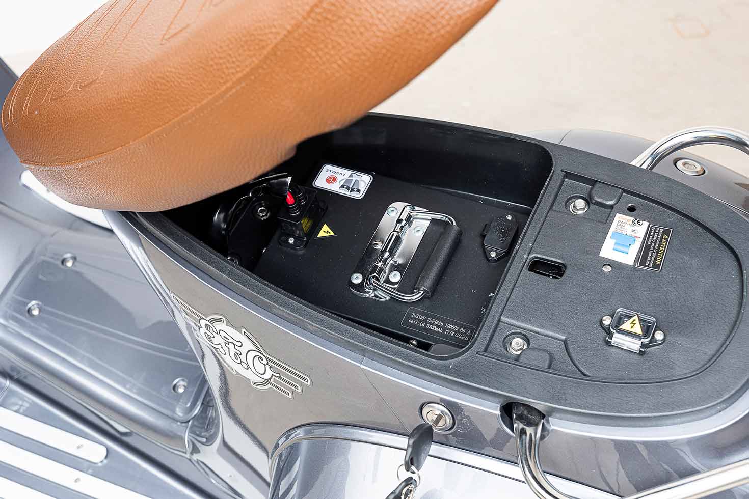 Offenes Sitzbankfach mit brauner Sitzbank und Blick auf den Lithium Ionen Akku des EV 4000 in silbergrau