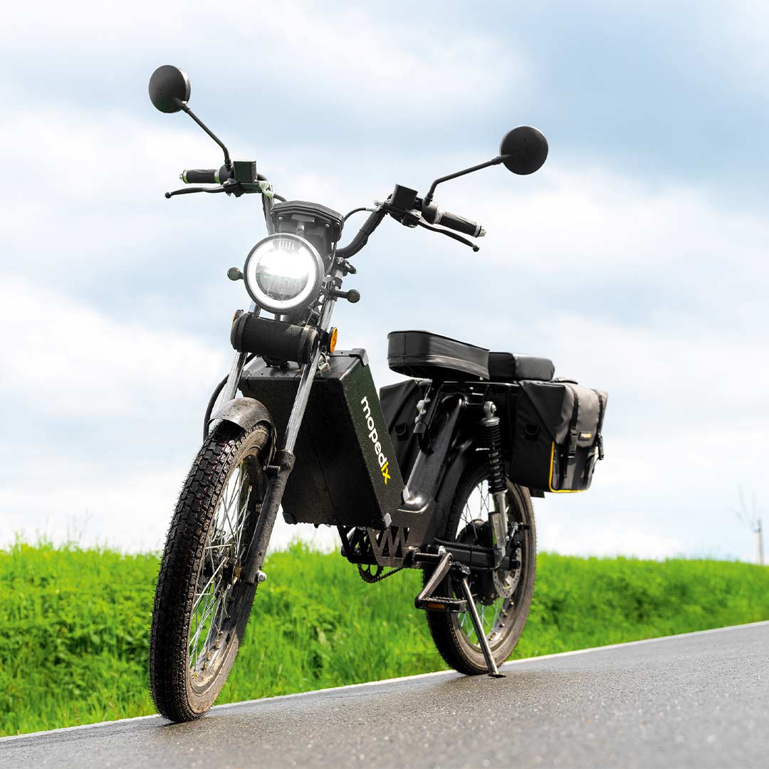 024-mopedix-electrix-eroller-auf-strasse