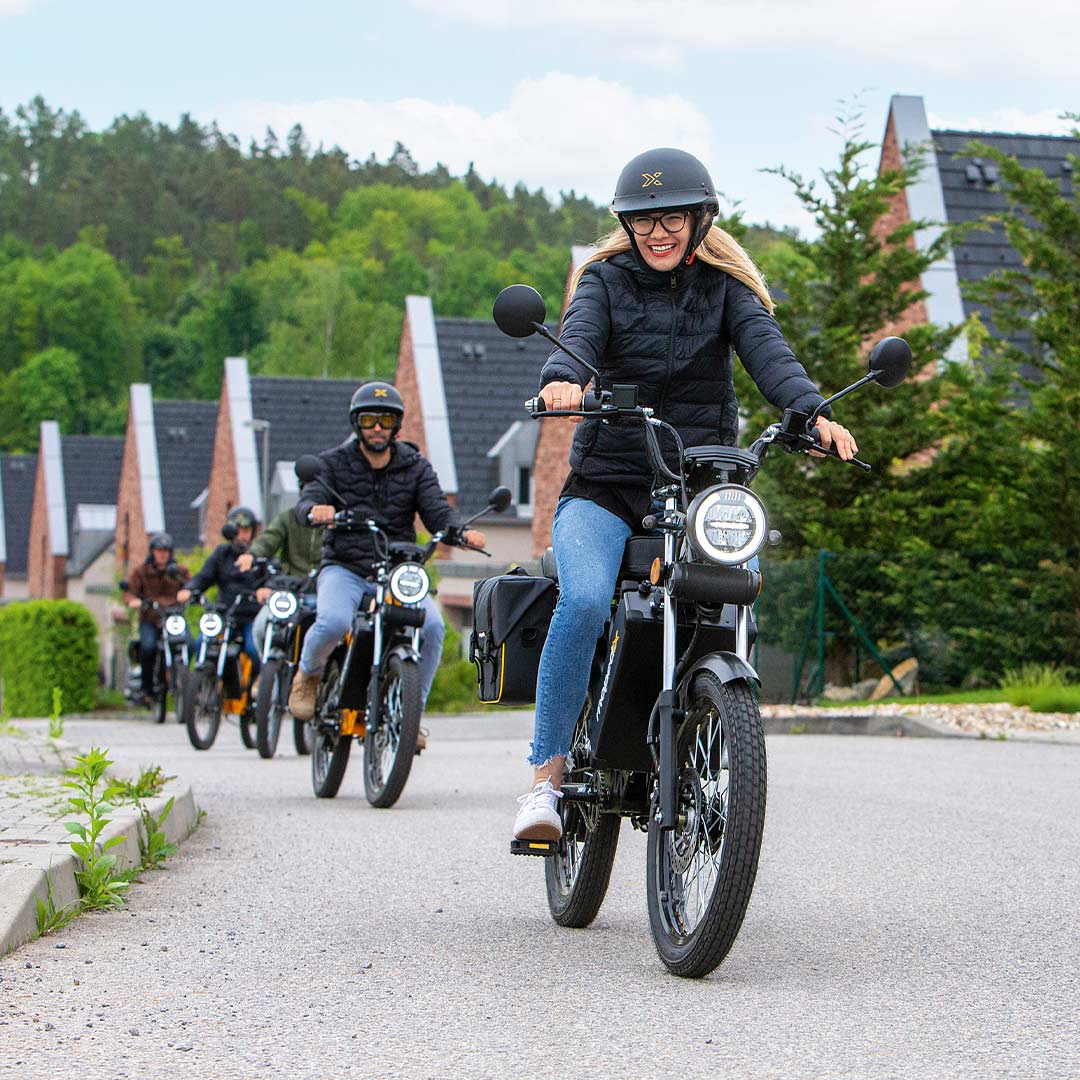 025-mopedix-electrix-eroller-auf-strasse